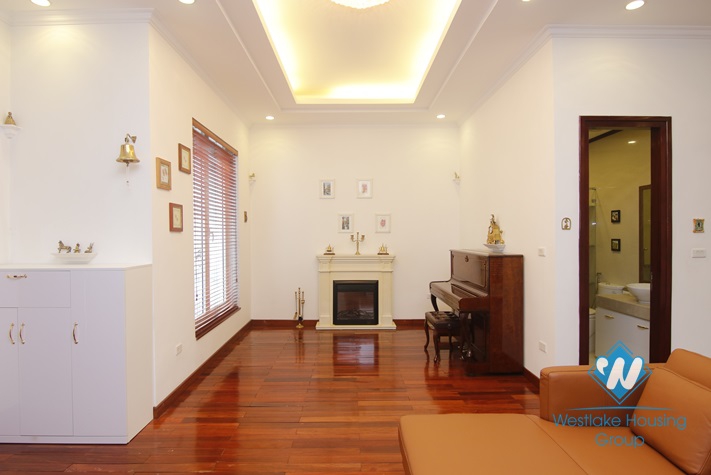 Hanoi furnished 4 bedrooms villa for let in Vinhomes Riverside with river view